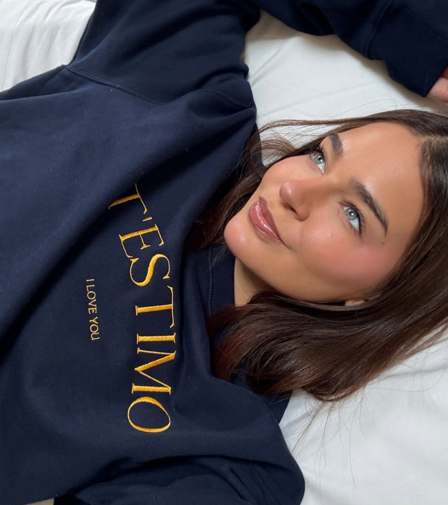 Dessuadora unisex amb el text "T'ESTIMO" brodat en minimalista, disseny elegant de Catalan Words que han lluït influencers com Laura Escanes i Dulceida.