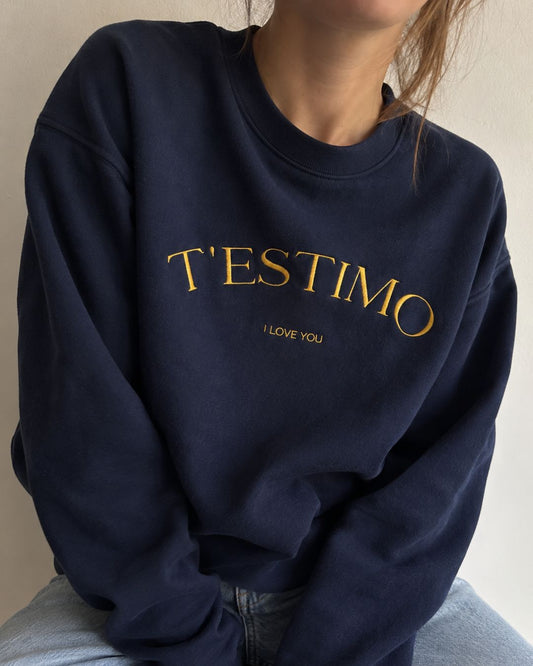 Dessuadora unisex amb el text "T'ESTIMO" brodat en minimalista, disseny elegant de Catalan Words que han lluït influencers com Laura Escanes i Dulceida.