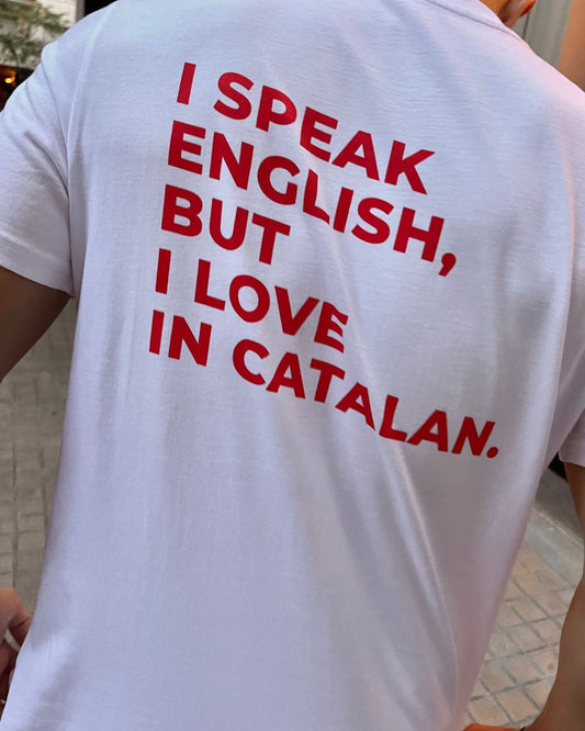 Samarreta amb frase «I SPEAK ENGLISH BUT I LOVE IN CATALAN», disseny minimalista en blanc i vermell de Catalan Words.