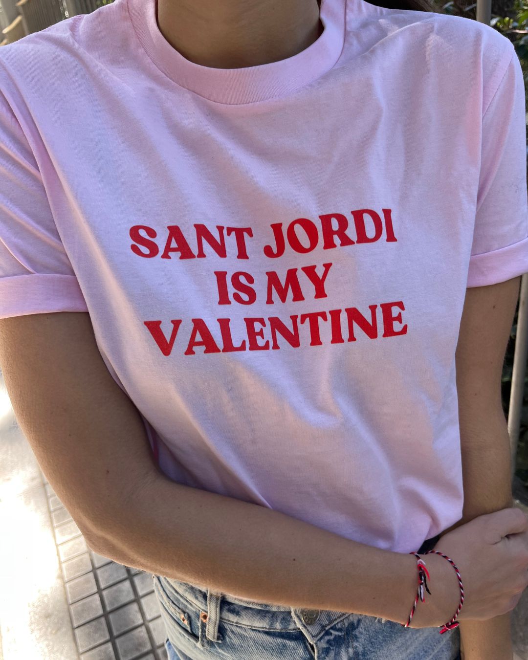 Samarreta rosa pastís amb la frase "SANT JORDI IS MY VALENTINE" en vermell, disseny minimalista de Catalan Words, perfecta per celebrar Sant Jordi.