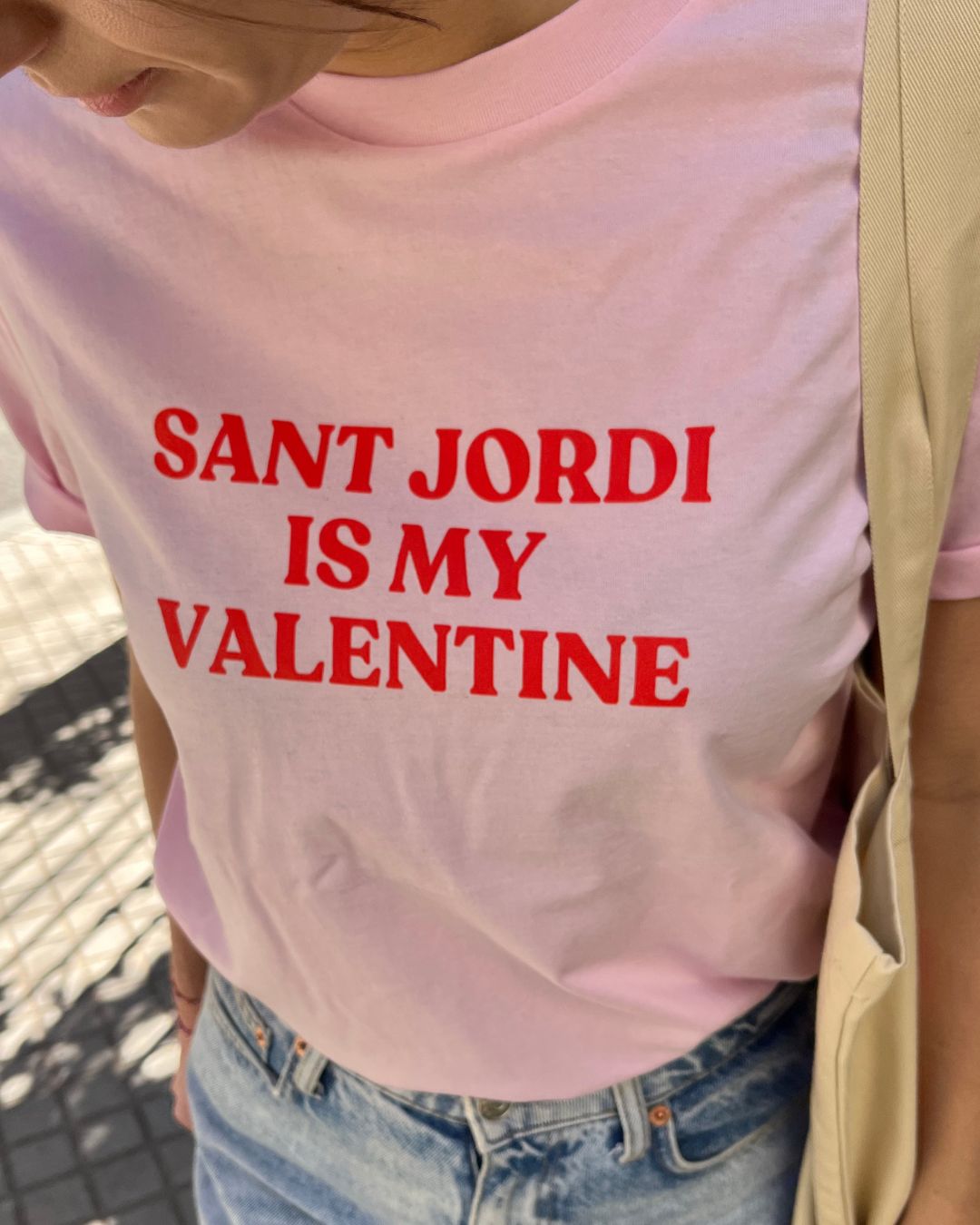 Samarreta rosa pastís amb la frase "SANT JORDI IS MY VALENTINE" en vermell, disseny minimalista de Catalan Words, perfecta per celebrar Sant Jordi.