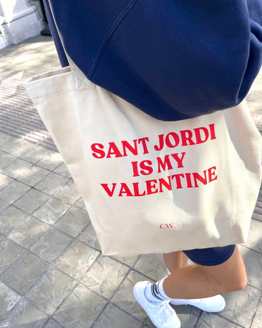 Tote bag de cotó orgànic amb el text "SANT JORDI IS MY VALENTINE" imprès en vermell sobre fons neutre, disseny minimalista de Catalan Words ideal per Sant Jordi.