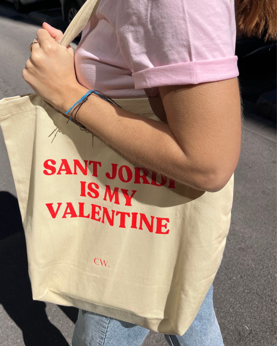 Tote bag de cotó orgànic amb el text "SANT JORDI IS MY VALENTINE" imprès en vermell sobre fons neutre, disseny minimalista de Catalan Words ideal per Sant Jordi.