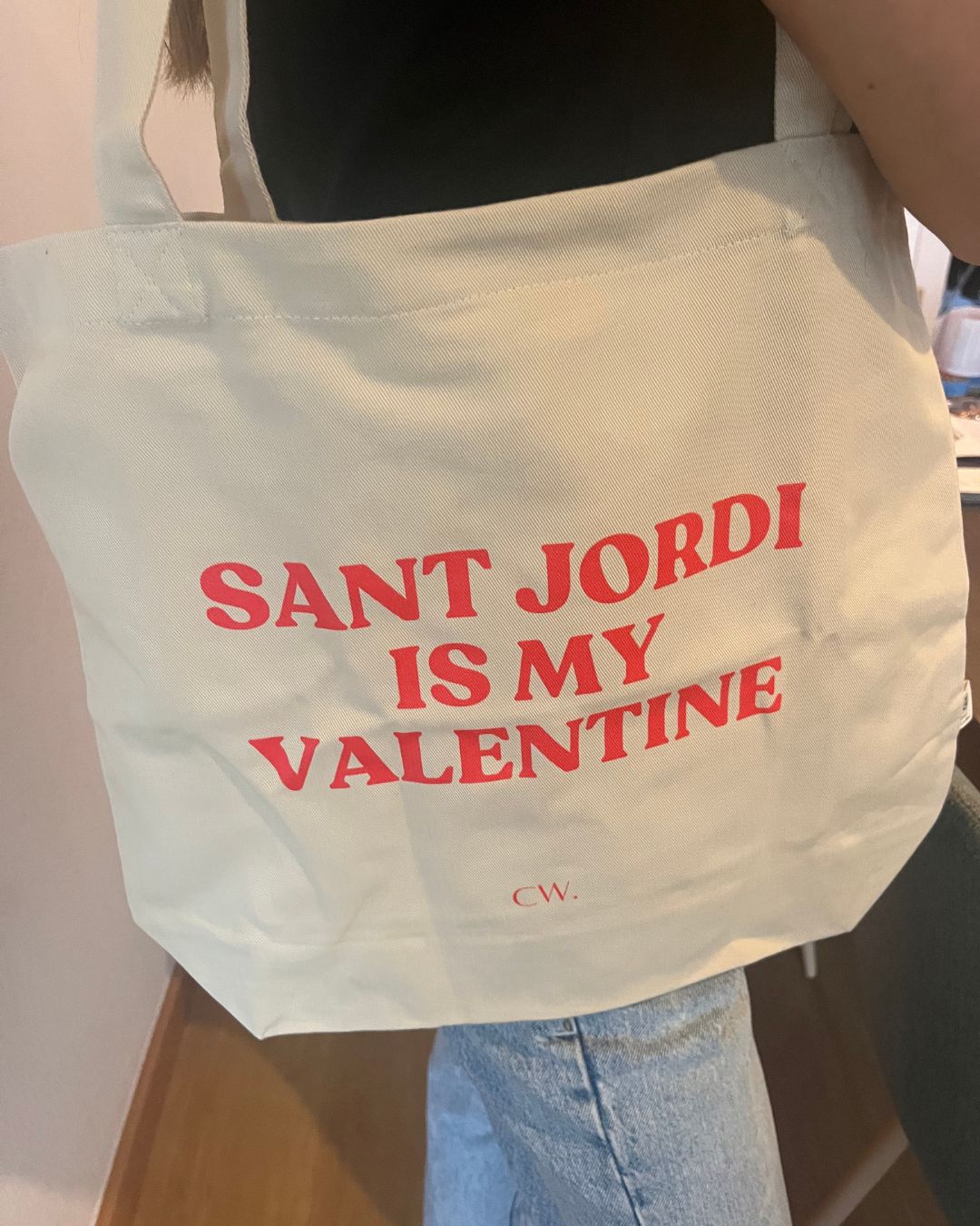 Tote bag de cotó orgànic amb el text "SANT JORDI IS MY VALENTINE" imprès en vermell sobre fons neutre, disseny minimalista de Catalan Words ideal per Sant Jordi.