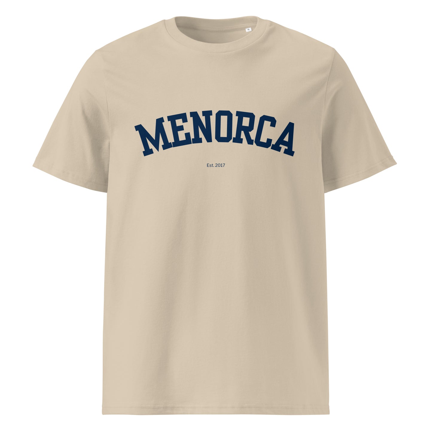 Samarreta beix amb el text “Menorca” en blau marí, estil clàssic varsity mediterrani.