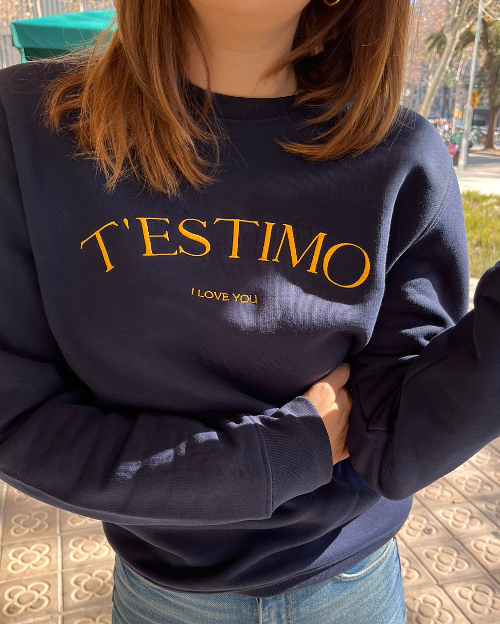 Dessuadora unisex amb el text "T'ESTIMO" brodat en minimalista, disseny elegant de Catalan Words que han lluït influencers com Laura Escanes i Dulceida.