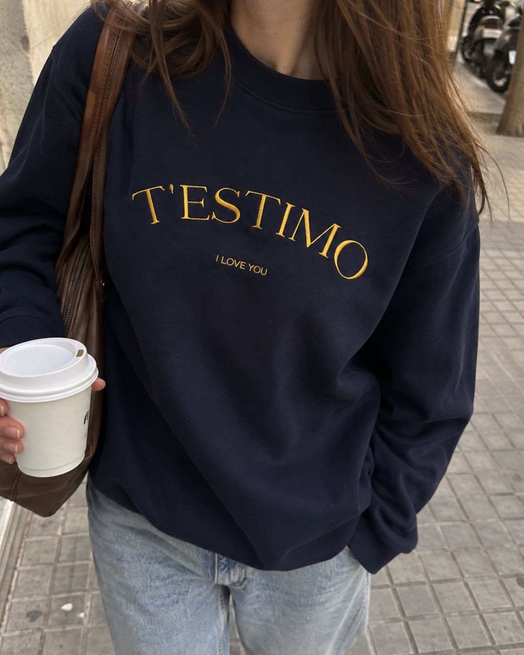 Dessuadora unisex amb el text "T'ESTIMO" brodat en minimalista, disseny elegant de Catalan Words que han lluït influencers com Laura Escanes i Dulceida.