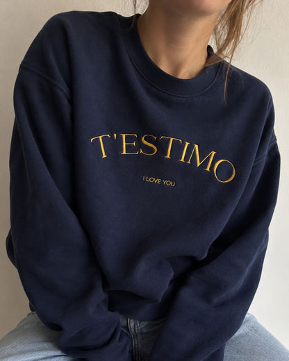 Dessuadora unisex amb el text "T'ESTIMO" brodat en minimalista, disseny elegant de Catalan Words que han lluït influencers com Laura Escanes i Dulceida.