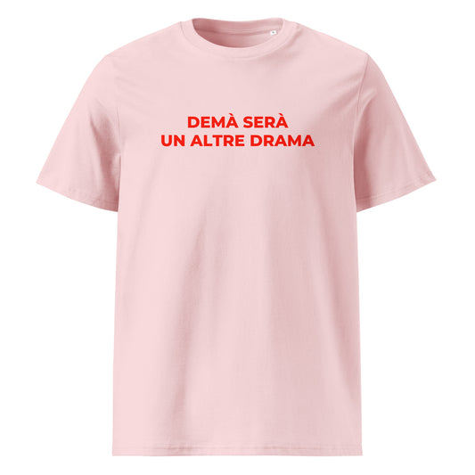 Samarreta rosa amb el text vermell «DEMÀ SERÀ UN ALTRE DRAMA», disseny minimalista de Catalan Words.