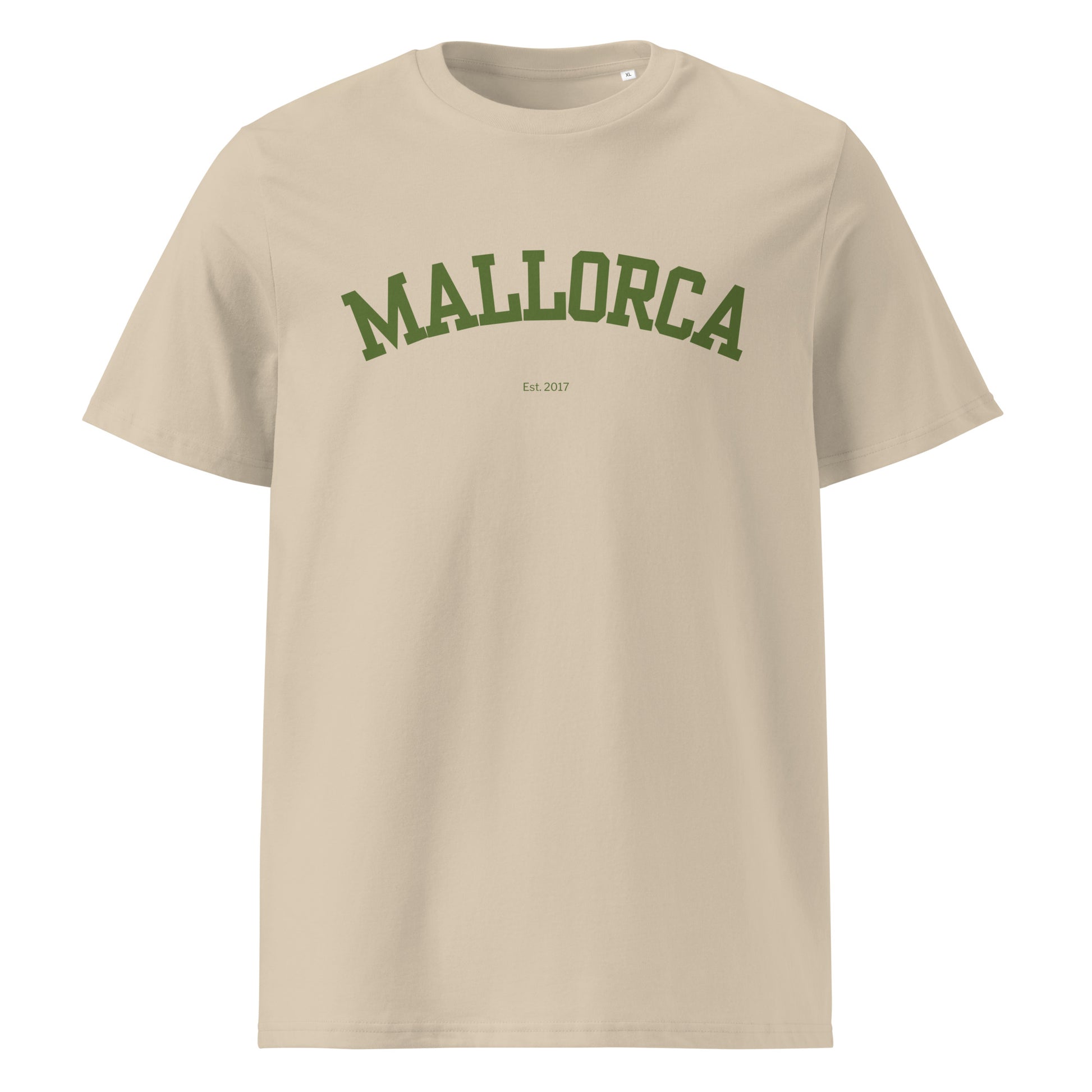 Samarreta beix amb el text “Mallorca” en verd oliva suau, estil universitari amb corba suau.

