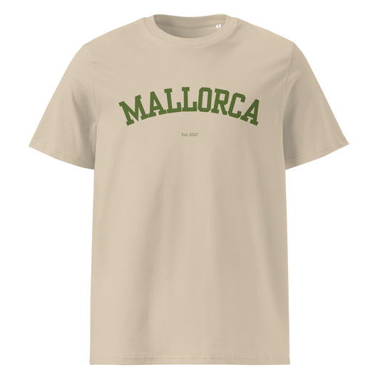 Samarreta beix amb el text “Mallorca” en verd oliva suau, estil universitari amb corba suau.


