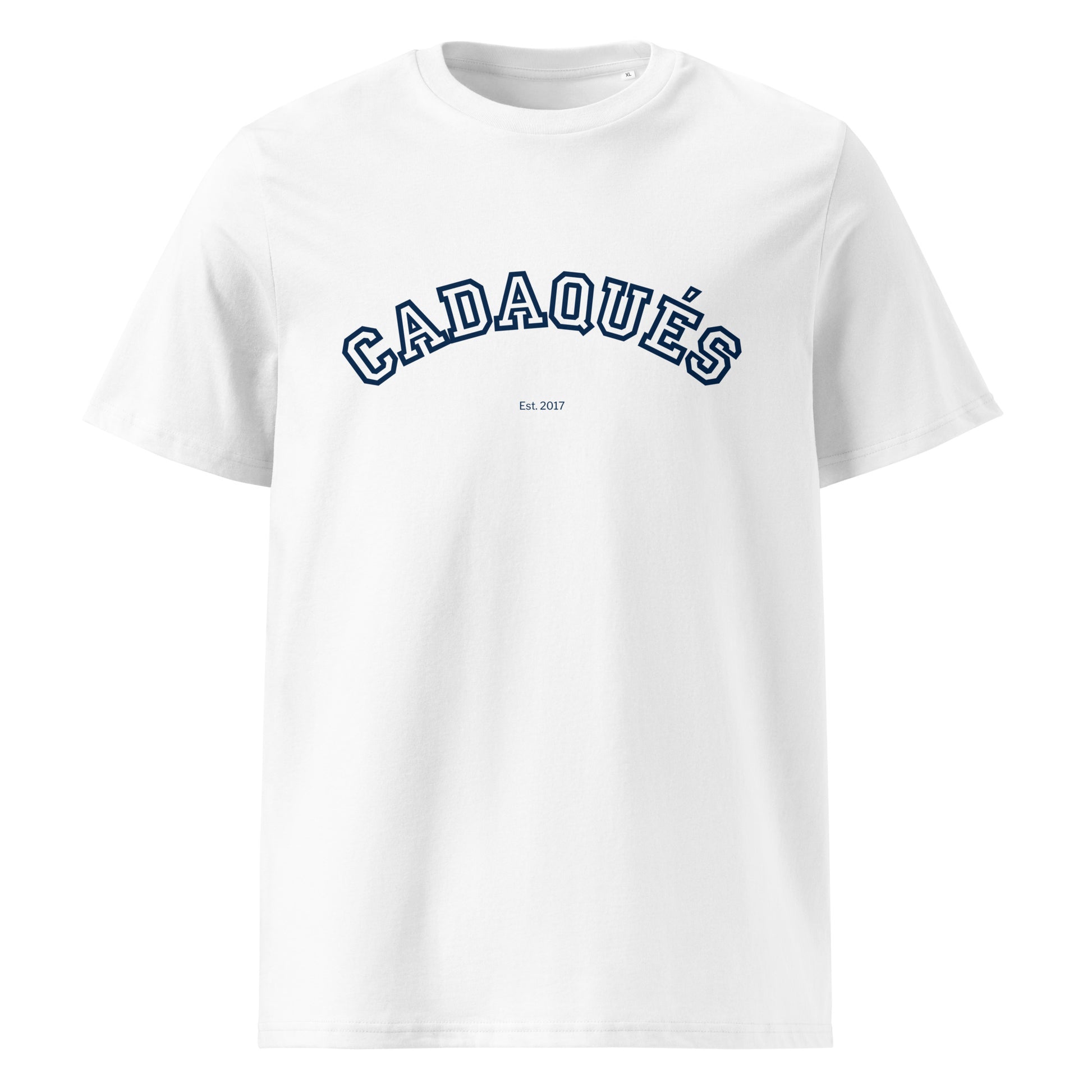 Samarreta blanca amb el nom “Cadaqués” en blau marí, disseny vintage estil universitari.

