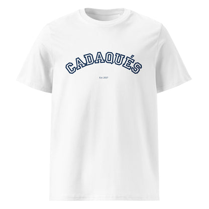 Samarreta blanca amb el nom “Cadaqués” en blau marí, disseny vintage estil universitari.

