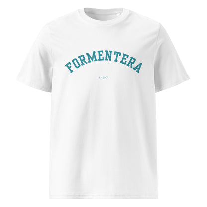 Samarreta blanca amb el nom “Formentera” en turquesa clar, disseny tipus varsity outline.

