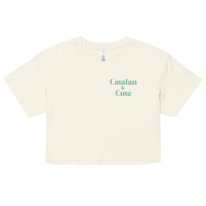 Crop top amb el text "Catalan & Cute" en tipografia arrodonida i estil minimalista, dissenyat per Catalan Words.