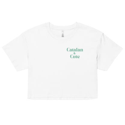 Crop top amb el text "Catalan & Cute" en tipografia arrodonida i estil minimalista, dissenyat per Catalan Words.
